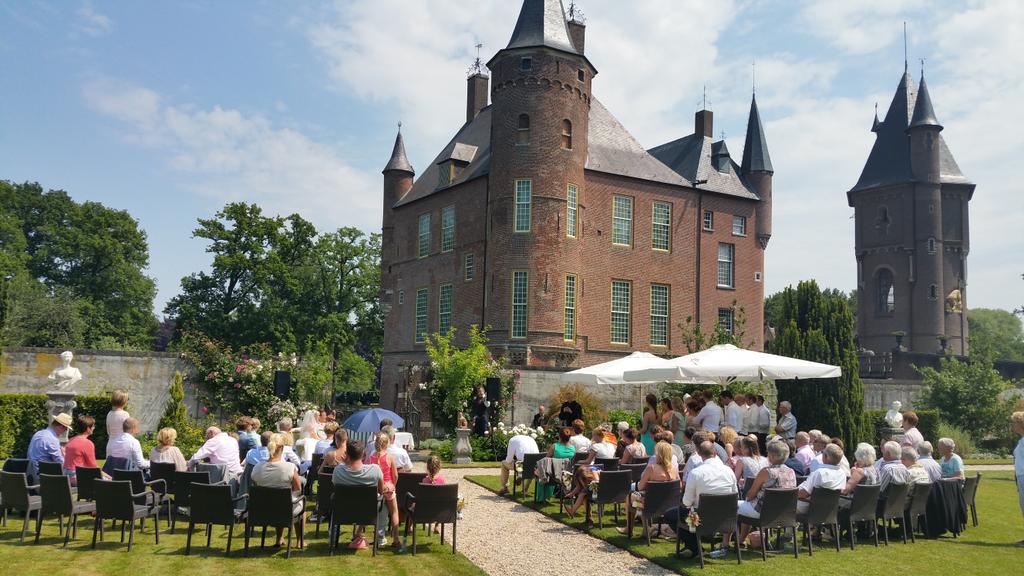 Gisteren de muziek tijdens de ceremonie en feest mogen verzorgen bij een sprookjesbruiloft <a href="/kasteelheeswijk/">kasteel</a>