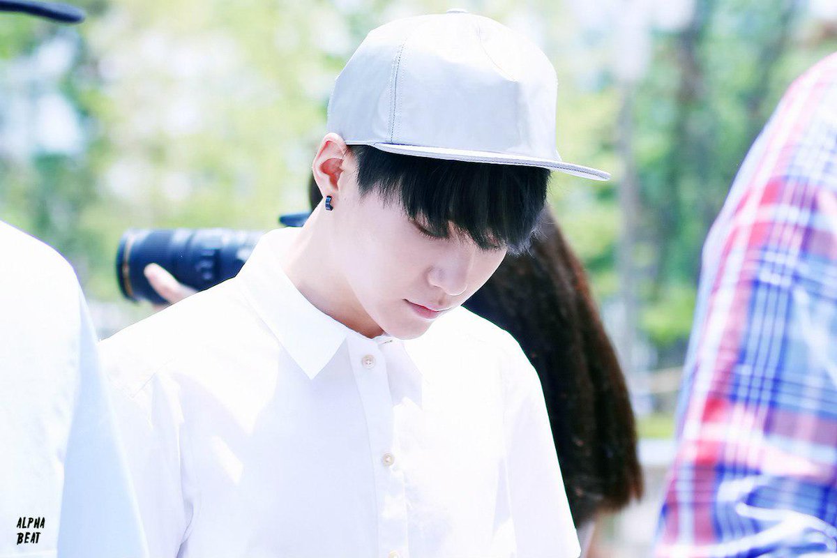 lizabarberry's tweet photo. Шуга с темными волосами - новый Шуга.
#BTS #Suga http://t.co/kvB5PA1iyP