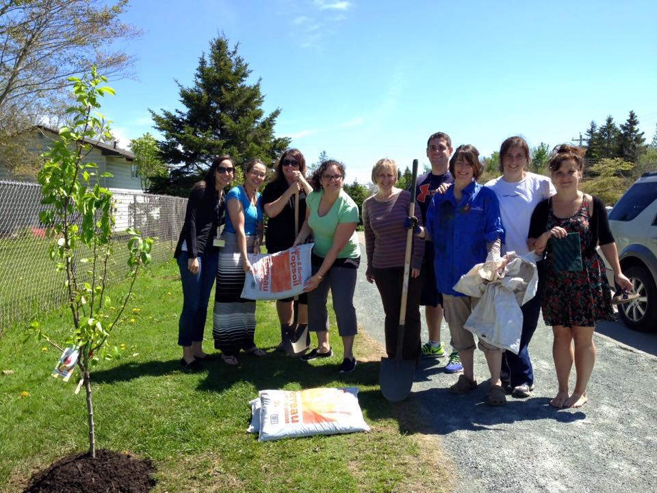 JcarterMinion's tweet photo. Bell Park Gardening and Beautification!! Kids love it! @bellprk http://t.co/8kGWhrjZsl