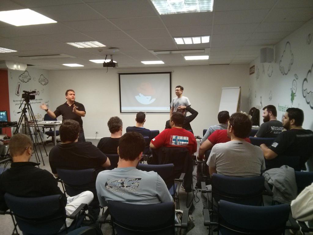brjavaman's tweet photo. Maurício @maltron e Edson @yanaga na palestras de Micro serviços no tour #20JavaDays #Java20 http://t.co/kVw9uTGRP3