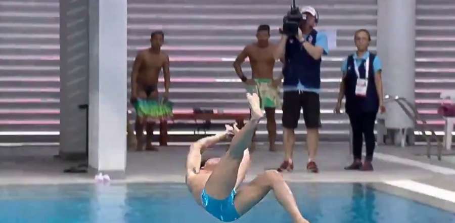 A3Noticias's tweet photo. #VÍDEO Dos filipinos protagonizan el peor salto de trampolín de la historia
http://t.co/RTZ017VLBy http://t.co/ZgKNFBLC9y