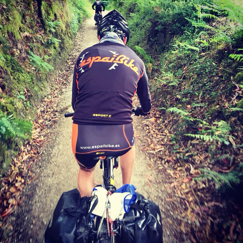 EspaiBike's tweet photo. #CaminodeSantiago hacia #fisterra. @iPeregrinos @KTM_BikeSA #alforja #diversion #btt #bicicleta #peregrino http://t.co/4UT0lwanmt