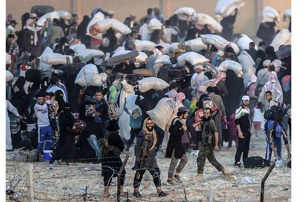 2 milyon Suriyeli'ye kapıyı açıp bu masum insanları İŞİD'e bırakmanın nedenini açıklayacak tek bir kişi var mı?