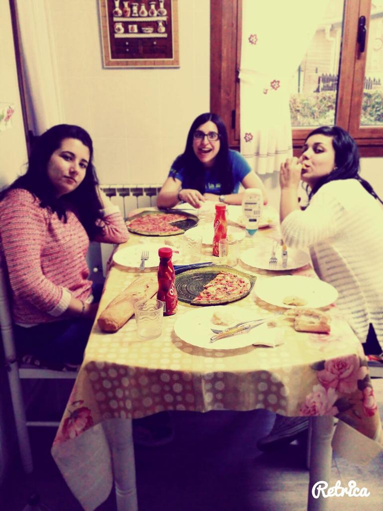 patricuellas's tweet photo. De cenita con cuchus @BeinaTury @Amandavillar27 @95Tury http://t.co/932CoTOQDn