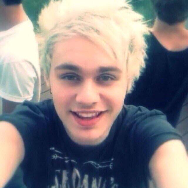 hemmings_taco's tweet photo. Let's just take a moment to appreciate Michael and how much we love him
#GETWELLSOONMICHAEL #MichaelGetBetter http://t.co/Le3XvKUb6H