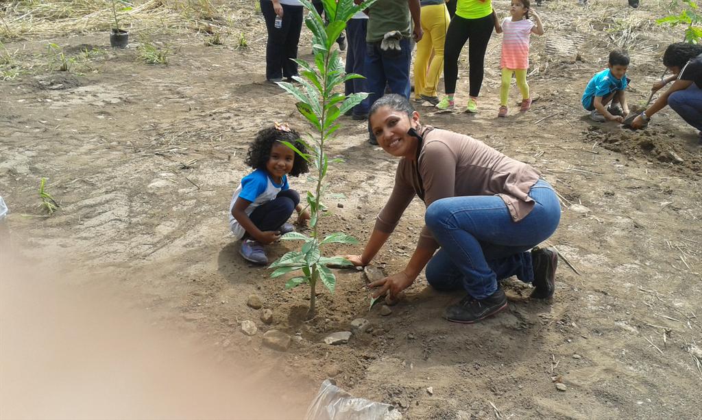 OPCPLAZA's tweet photo. La Alcaldia de Plaza Siembra  Árboles en Parque Curupao http://t.co/zhPv8Qh7mZ