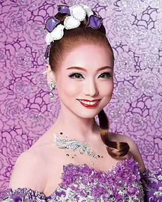 ワインは白派あんこは粒派 個人的に髪飾りと鬘のセンスが宝塚娘役no 1のきらり嬢の退団は本当に残念でなりません Http T Co Yaocfzzdra Twitter