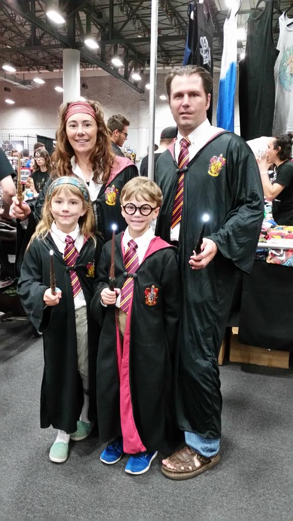 VhettMandaClan's tweet photo. @WizardWorld greatest family portrait! #Gryffindor #ConLife #DesMoinesCC http://t.co/8b4qPdoLY4