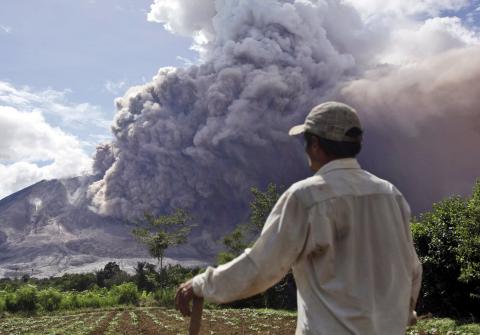 Indonesia's Mount Sinabung unleashes powerful burst of hot ash nbcnews.to/1Se9l1o