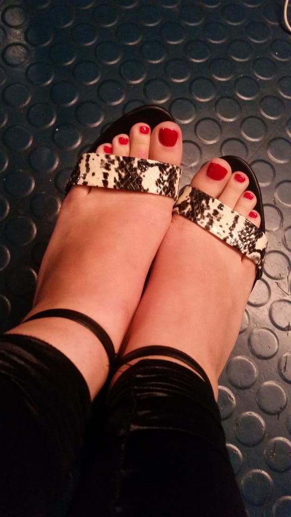 VandaKors's tweet photo. Come to The Dominion! #footfetish #pedicuredfeet #redtoes #feet #losangeles #dominatrix http://t.co/F2oBXrIIXk
