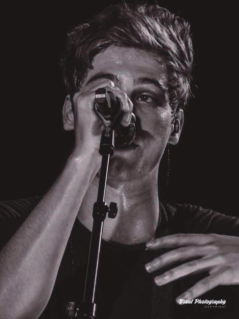 texts_with_5SOS's tweet photo. MY HEART JUST FELL OUT MY BODY http://t.co/qmRhGPZprX