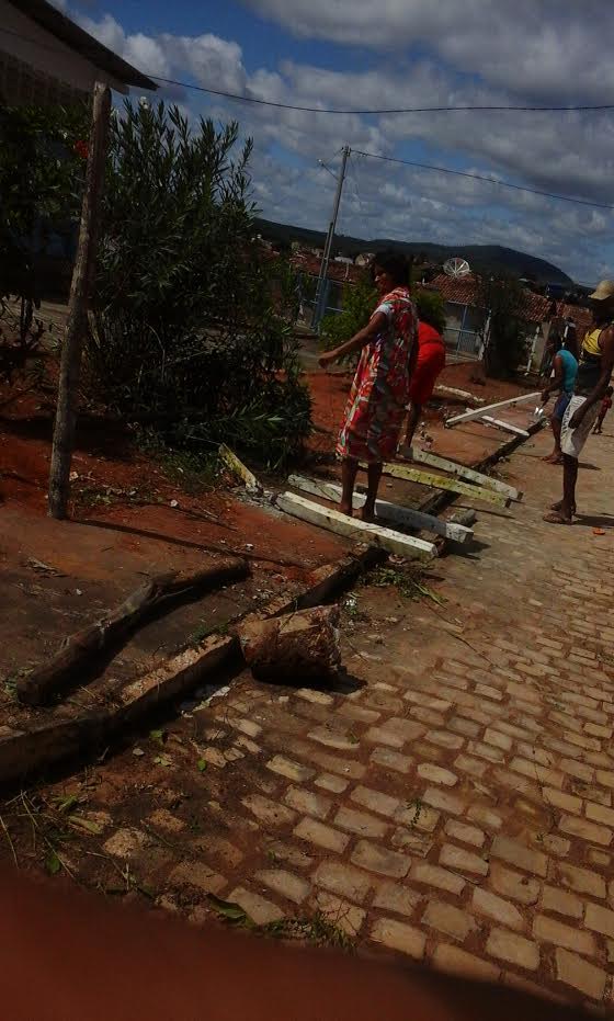 Cooperlic's tweet photo. #Cooperlic #Licuri  Cooperados fazem multirão para limpar e consertar a cerca de proteção da Industria Cidadã em C.G. http://t.co/KtJgkOqHMg