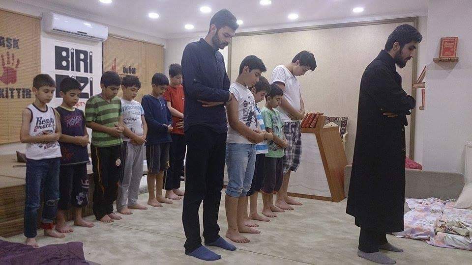 Bu saatte bi nur için uyanmak var bi de nâr (ateş) için... Bu gençler nuru seçti. Sizi de bekleriz. Hayırlı sabahlar.