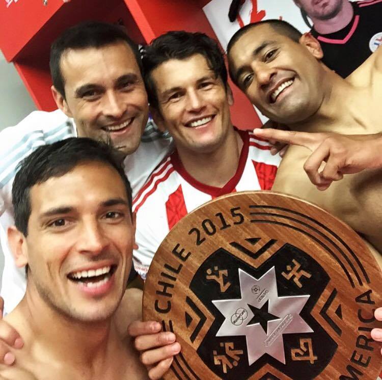 JustoVillar's tweet photo. Hermanos de alegrías y tristezas.. Tenemos un solo pecado.. Amar tanto a la ALBIRROJA !!... http://t.co/VGlquIXS39 http://t.co/j1ipphmLFp