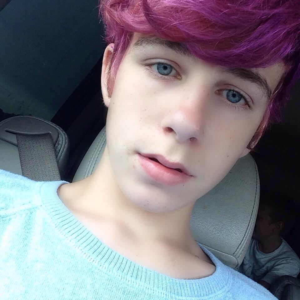 InstaModelRBLX's tweet image. Yesterday my hair was green... Today its luxurious lavender 💜💜 (Random Face Reveal)