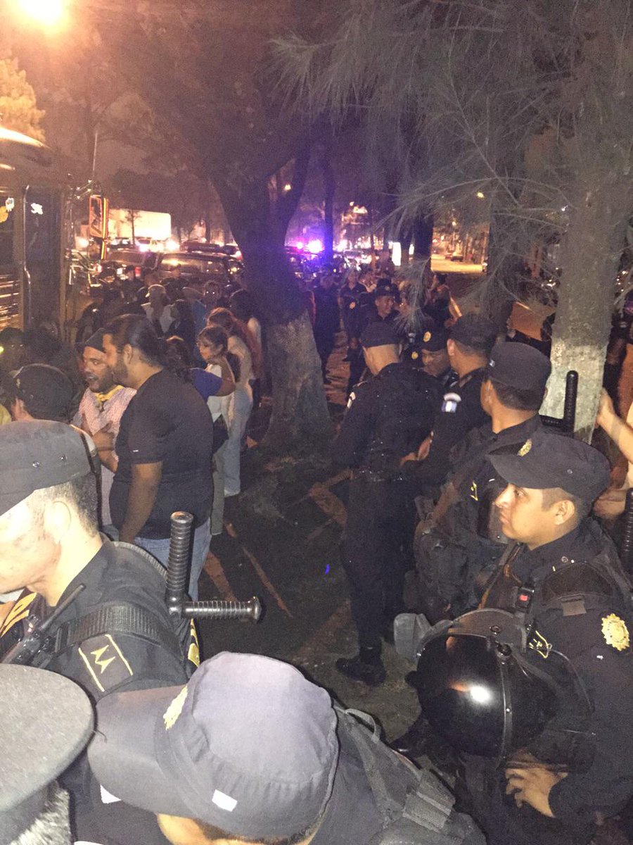 IMAGEN: Fuerte presencia policial en el Periférico, tras detención de autobús, en busca de dos personas, según #PNC