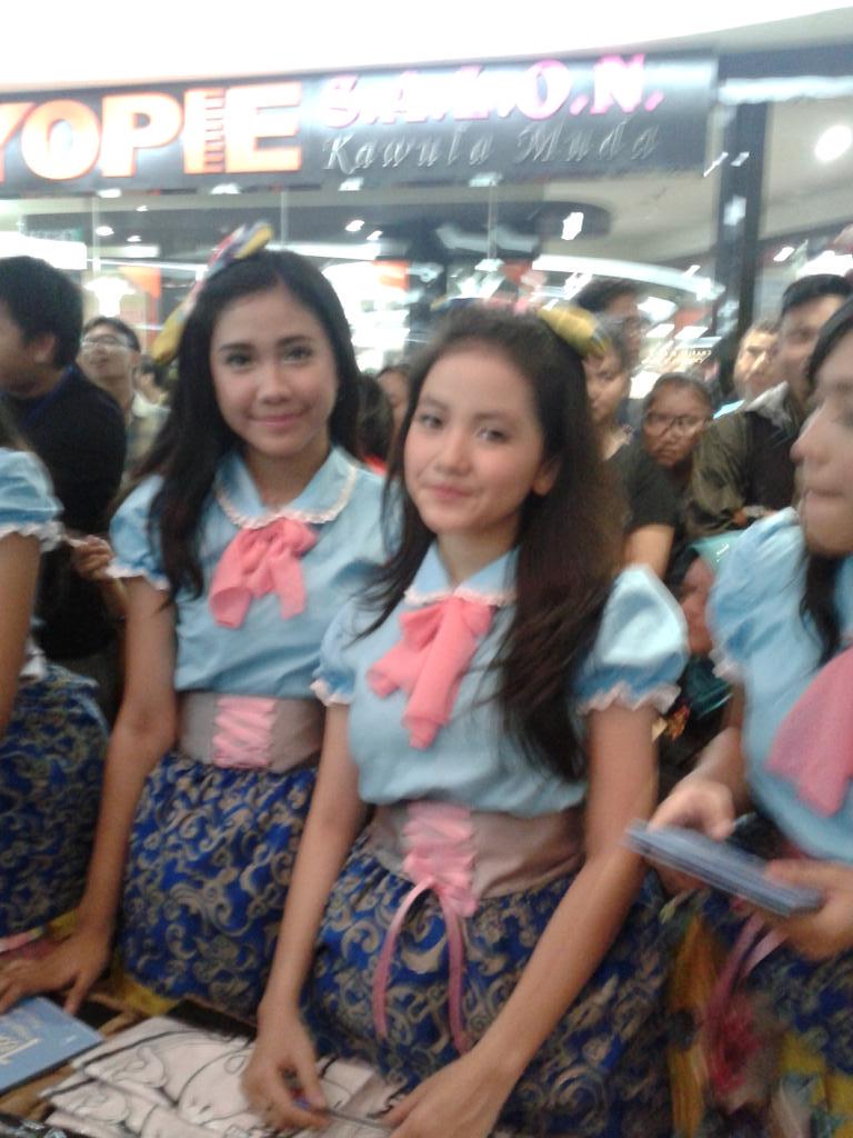 r_kobayy's tweet photo. Cipia @Teens_Livia dan cidel @Teens_Adel Lg promosiin Mini Album @teenebelle_ID ^^ supporteens ada yg udah beli blom? http://t.co/M6gj5ph7ZD