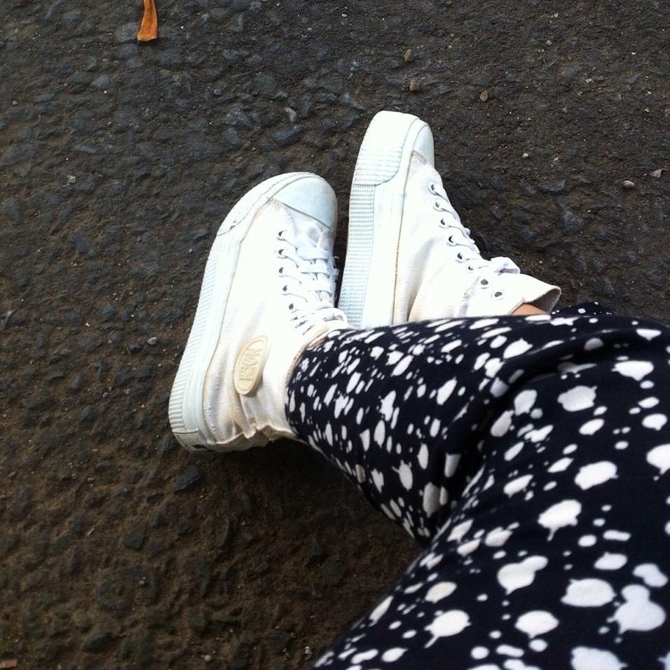 aditatto123's tweet photo. Apakah anda mengenal orang yang memakai sepatu dan celana ini http://t.co/iwu26Qh6rf