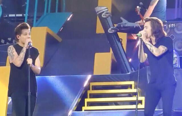 aimhseb's tweet photo. LOUIS AND HARRY DURING 18 I NEED AIR http://t.co/QJKfqBhv1t