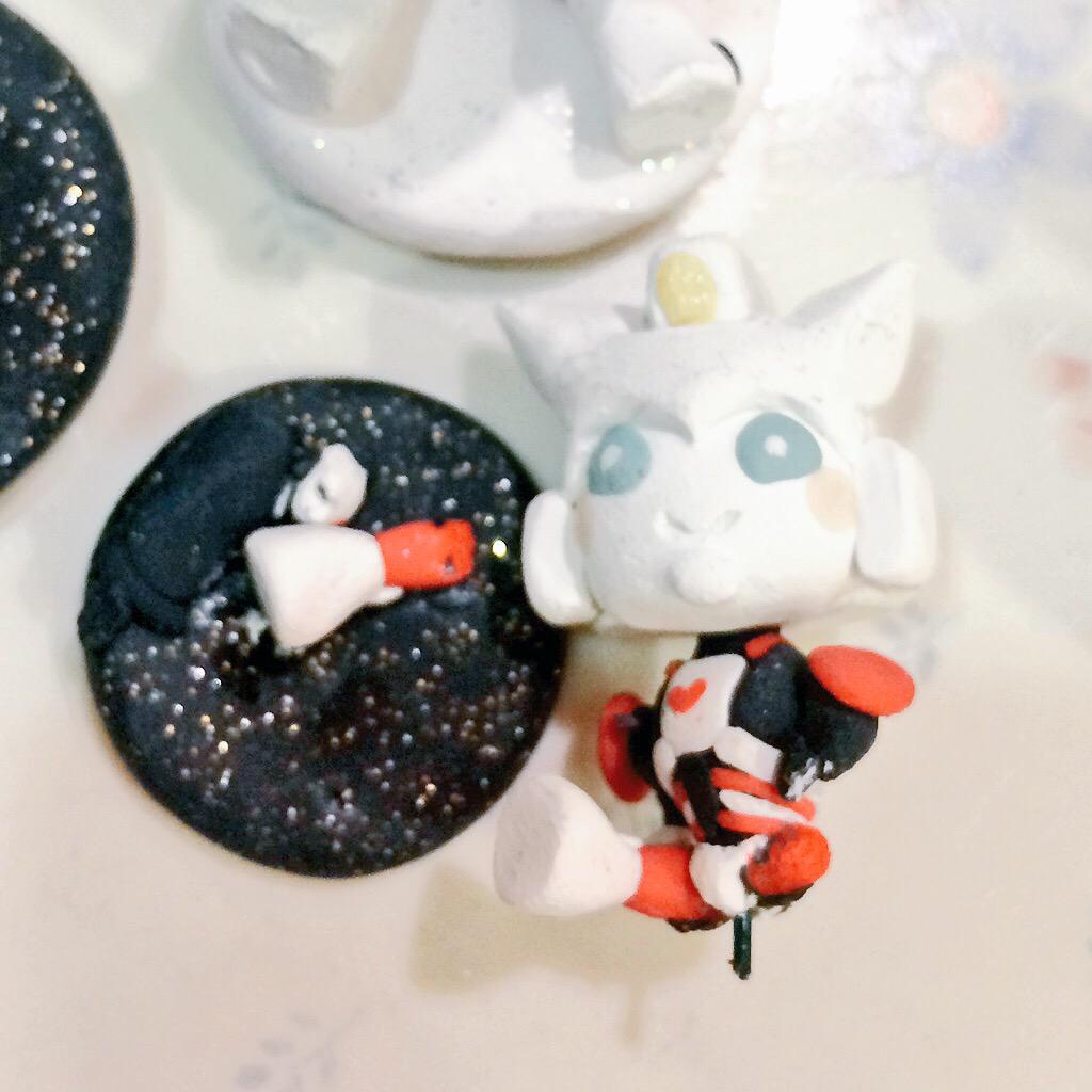 tinyrobots_'s tweet image. I finally baked robos n this was like the first one I had made n I forgot he had no support oops 
sorry drift