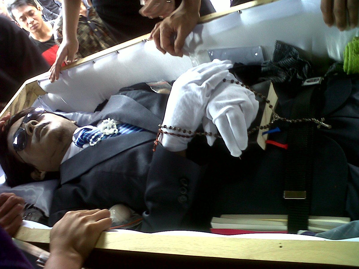 evimaia's tweet photo. Foto alm.shbt Arst Habel Rante N.P.Balatasik,,, sblm dibwh ke tempat peristirahatan terakhirnya. 120615 http://t.co/tBD7J0A47r