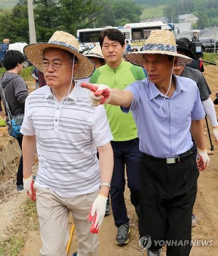 가뭄 피해 설명 듣는 문재인 대표
v.media.daum.net/v/201506141330…