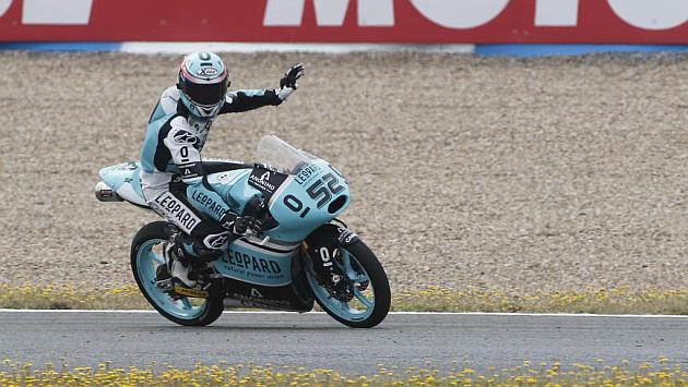 marca's tweet photo. Kent gana sin rebufos; Efrén Vázquez tercero http://t.co/bmYDgjpp4U  #GPCataluña #Moto3 http://t.co/Tb4Qx8hbVo