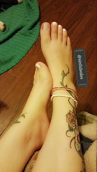 LoveGoddessMara's tweet photo. Follow me on Instagram @sinfulsoles ! @RT_Slave @RTSub4Dommes @RT_Findommes @tonybobo3 @DommePromoter @dommeretweets http://t.co/BTejsQcGt6