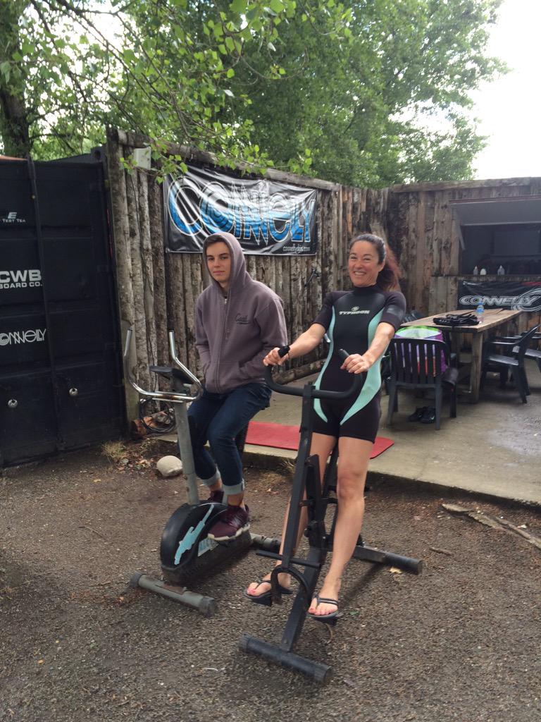 Échauffement matinal de Nathalie et Beni :) <a href="/NathalieCARLESS/">Nath CARLES-SALMON</a> <a href="/ConnellySkis/">Connelly Skis</a>