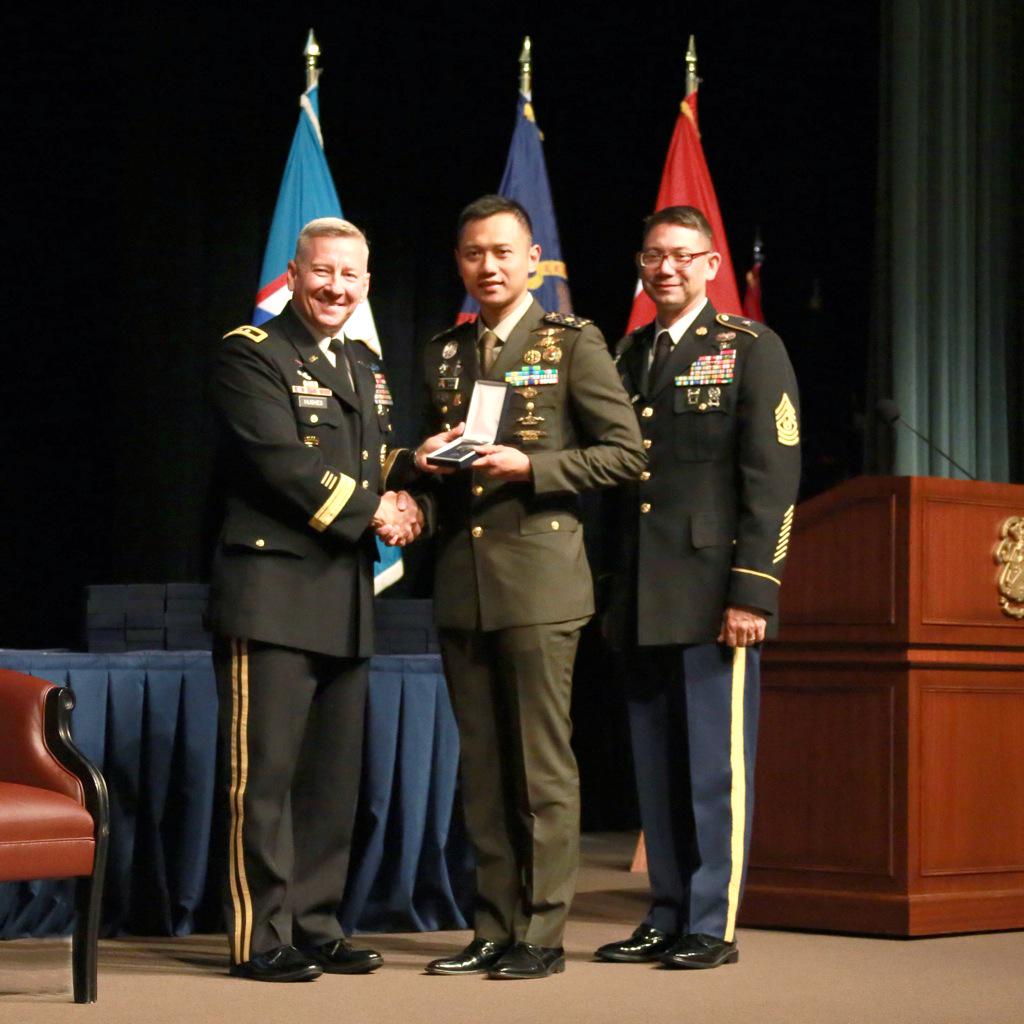 SBYudhoyono's tweet photo. Mayor Inf. Agus Harimurti telah menyelesaikan pendidikan di CGSC, Fort Leavenworth, Kansas, dlm 1 th, dgn IPK 4.0. http://t.co/nyHPgOU6pd