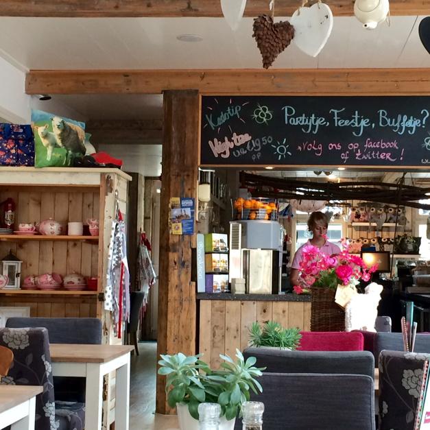 Kaffee und Kuchen bei <a href="/TanteAnAmeland/">Eeterij Tante A'n</a> - köstlich! #Ameland