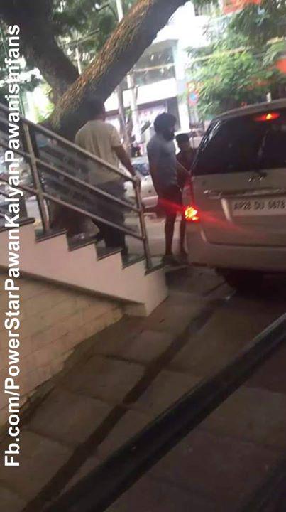 madbehind's tweet photo. @PawanKalyan #Baahubali June 25th nunchi #Gujarat lo shoot Gabbar Singh-2 !!  Gym ki veltunna #pawankalyan http://t.co/K9fRa4V4CV