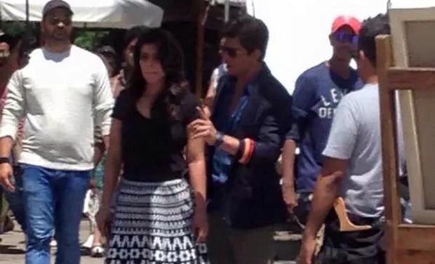 DilwaleFilm's tweet photo. @iamsrk n @KajolAtUN On The Set http://t.co/Py932igToc