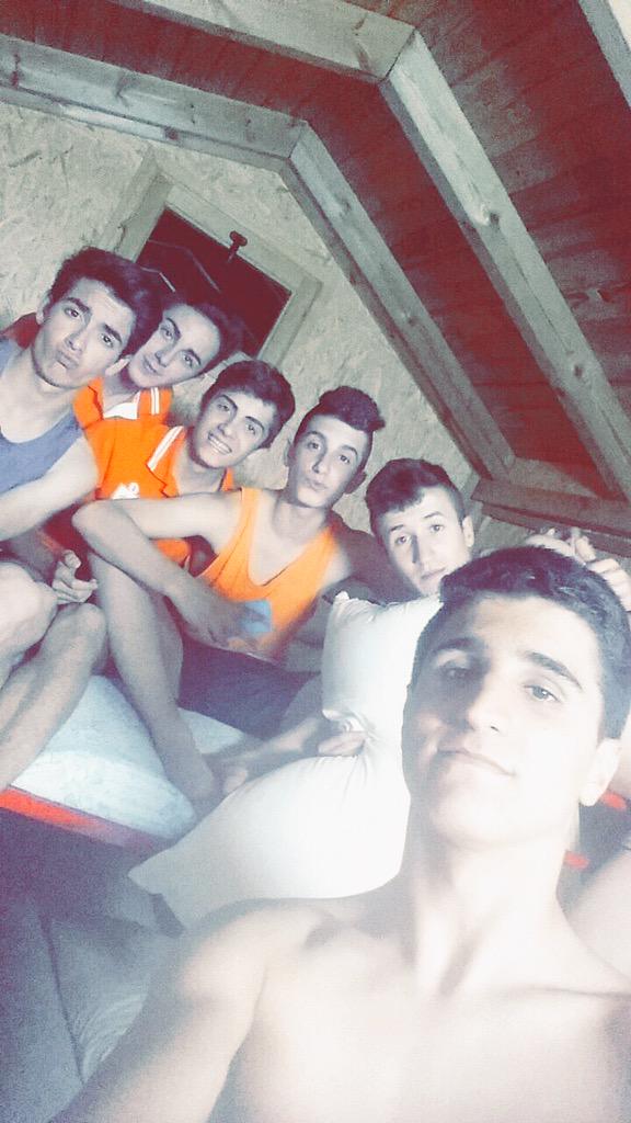 raul_pove's tweet photo. Buenos días, durmiendo en cabañas 😂 vamos a por las semis nenes! #Cracks #GoQFV http://t.co/94ttRM6hFt