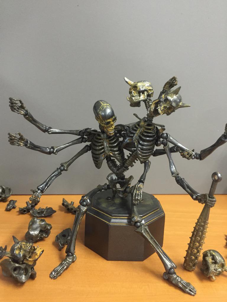 写真のように骸骨をたくさん集めて、自分だけの骸骨を作ってみよう