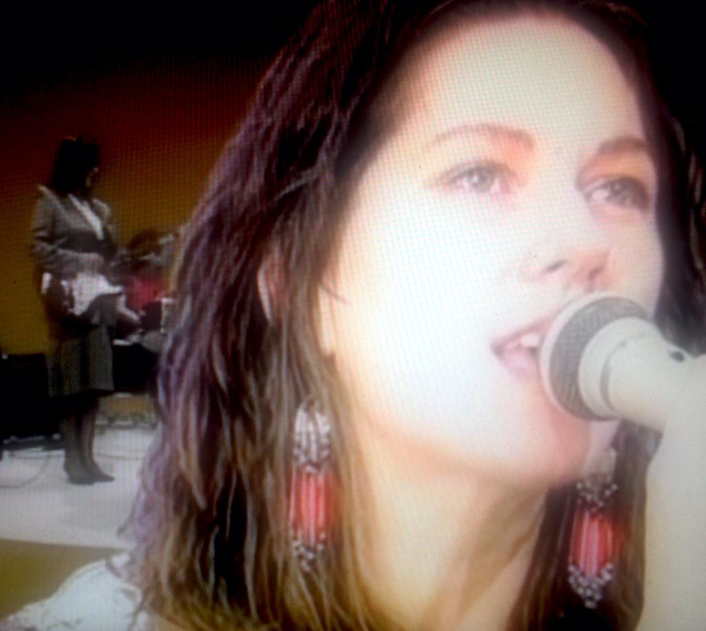 Oh my god happy belated bday to Kim & Kelley Deal, all-time deepest wearers of art-teacher earrings 