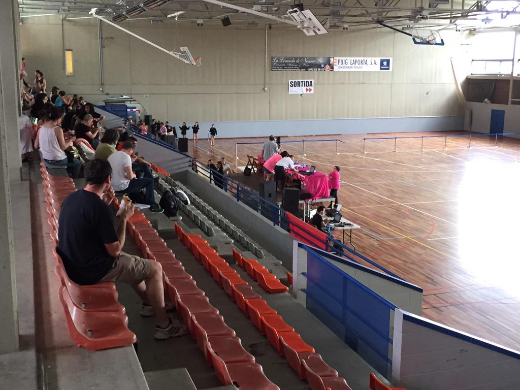 twirlingsfg's tweet photo. Segona jornada. Avui toca Campionat d'Espanya per clubs. Som-hi!!!! #twirling #Guíxols http://t.co/JOjgNSLfh5