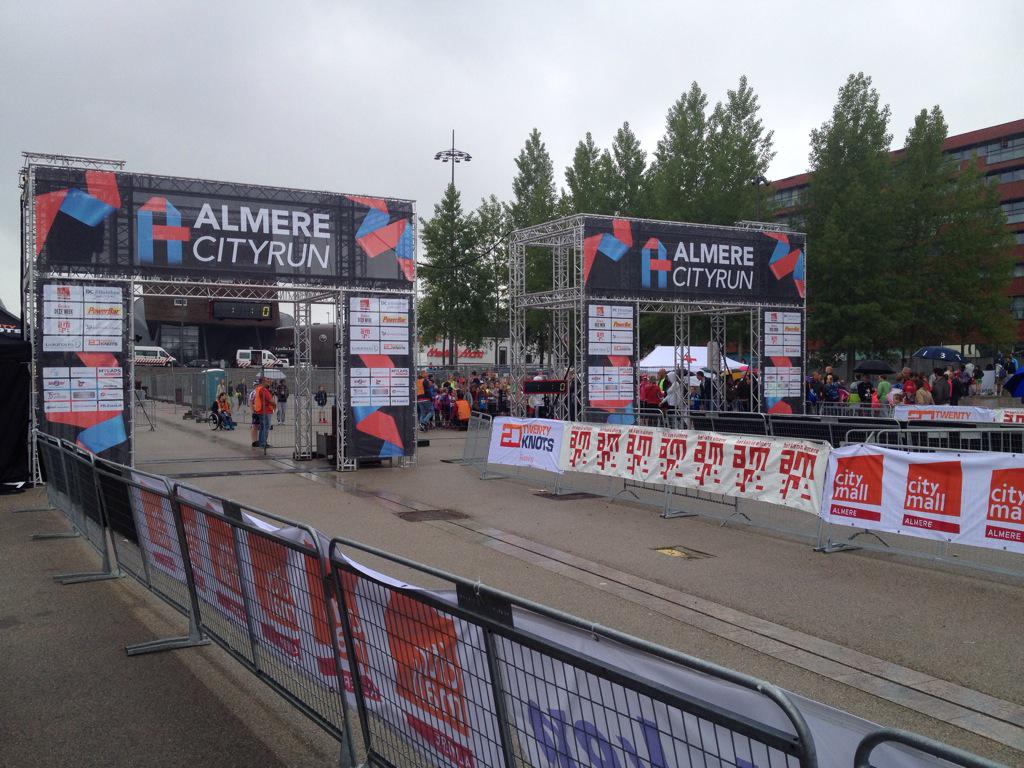 EventTimeNL's tweet photo. De muziek draait en de start/finish straat stroomt langzaam vol voor de kidsrun @almerecityrun http://t.co/mMEdL7BR8F