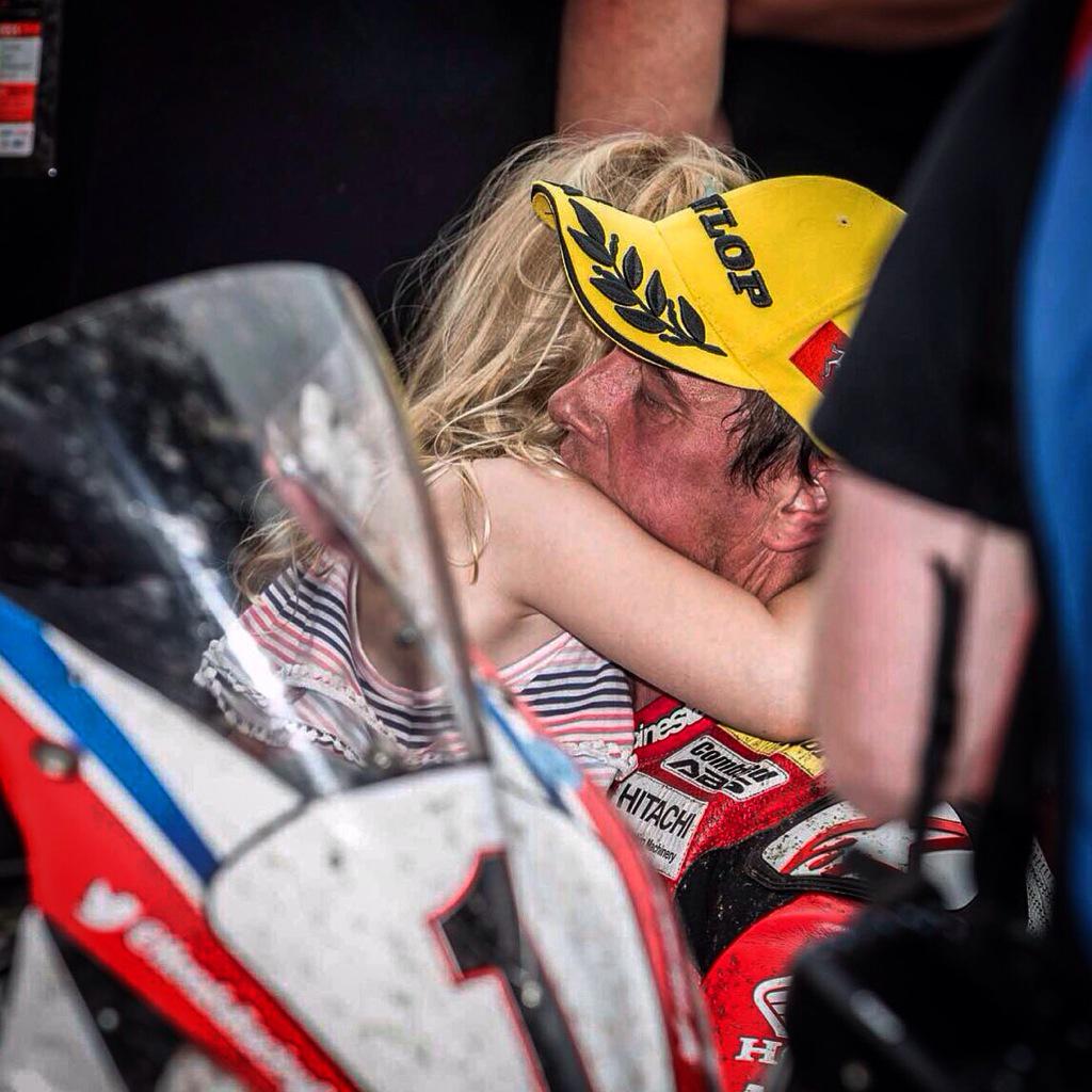 Essesmagazine's tweet photo. @jm130tt @iom_tt #Senior race http://t.co/XTjKc3ATrv