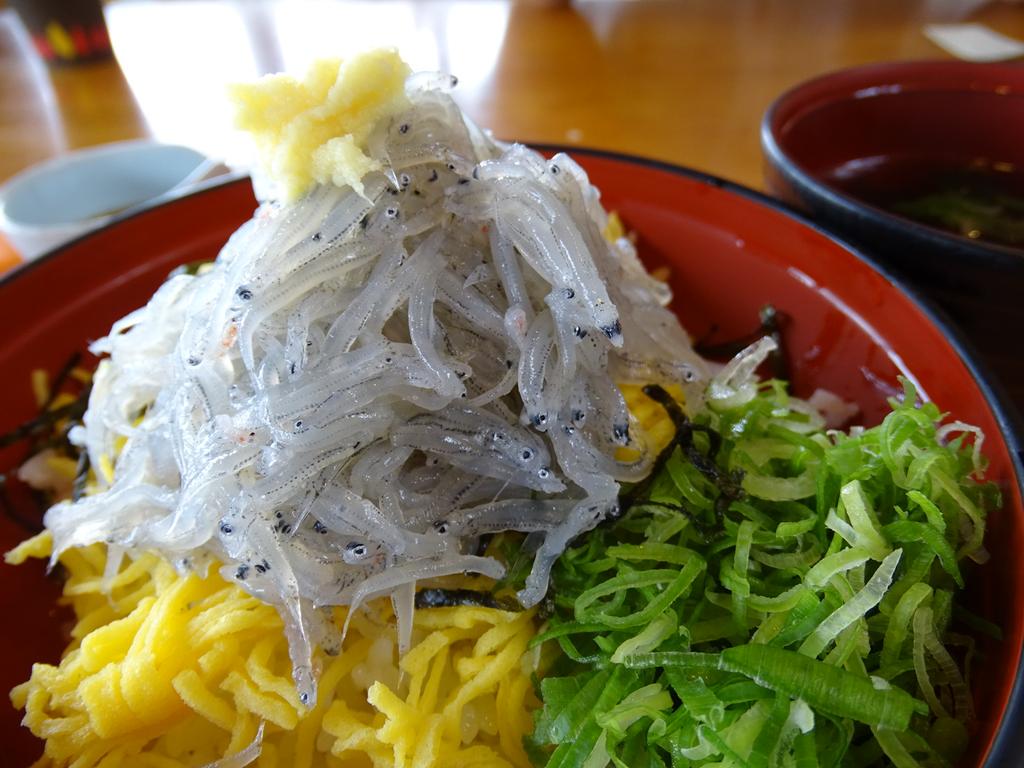 ぱき On Twitter 明石海峡公園のレストラン花屋敷で昼食 生しらす丼 やっぱり淡路島来たらコレを食べないと 生しらす沢山乗ってて大満足 玉ねぎスープも美味しかったです Http T Co Pixunsj0xl