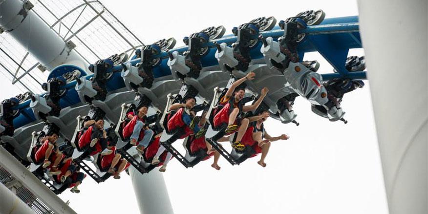 rwsentosa's tweet photo. You need to be at least 125cm to ride Battlestar Galactica: Human vs Cylon. #USSBSG facts: http://t.co/1Ac5UGdthq http://t.co/EPiCWGW0H1