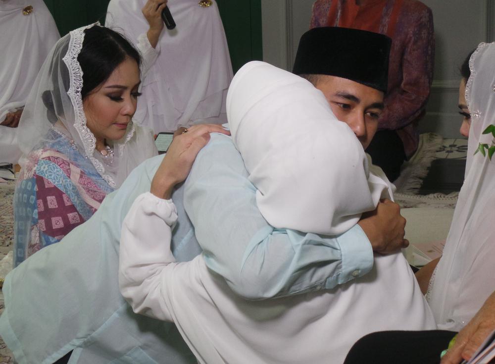 detikhot's tweet image. Macet Hingga Ojek Nabrak Mobil, Perjuangan Raffi Datang ke 'Tujuh Bulanan' detik.id/Vq6dMk