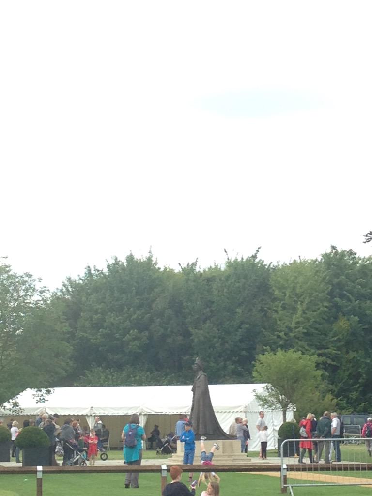 katychilv's tweet image. A statue of the Queen has been unveiled here at Runneymede today! @windsorobserver