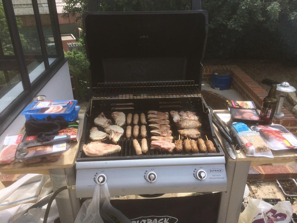 ZachSully11's tweet photo. Time for a little BBQ! #FamilyTime #SurreyWeather #OutbackBBQ http://t.co/dCxVBDrUxh
