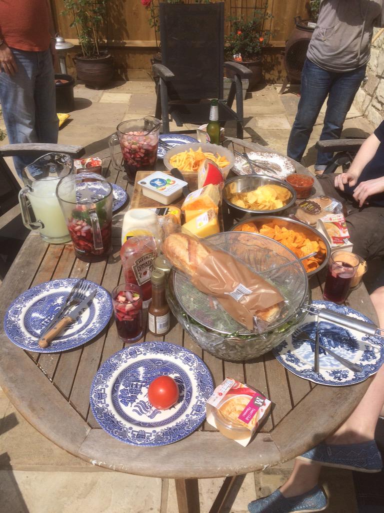 ZachSully11's tweet photo. Time for a little BBQ! #FamilyTime #SurreyWeather #OutbackBBQ http://t.co/dCxVBDrUxh