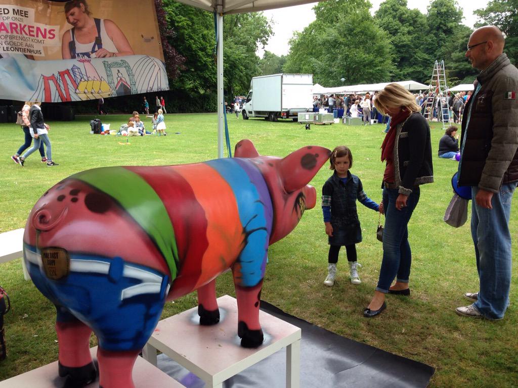 VarkensVandaag's tweet photo. #passionforpigs on Tour is nu met de #kunst #varkens in #Enschede in het #volkspark http://t.co/8kVcuMUVTT http://t.co/k88rvou84c