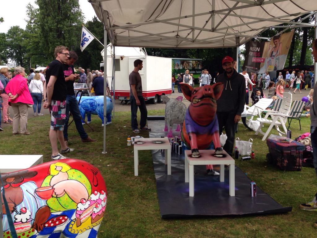 VarkensVandaag's tweet photo. #passionforpigs on Tour is nu met de #kunst #varkens in #Enschede in het #volkspark http://t.co/8kVcuMUVTT http://t.co/k88rvou84c