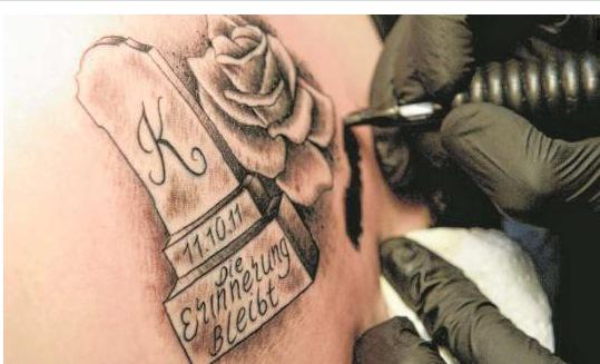 BILD_Ruhrgebiet's tweet photo. Neuer #Tattoo-Trend auf der #DoCon: Grabstein-Motive!
http://t.co/FCW0oXORxd http://t.co/6Moxx47ONL