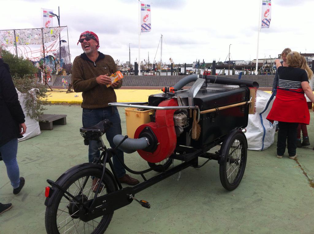 De schoonmaakploeg <a href="/LauwersoogPort/">Lauwersoog</a> met schepnet er opuit. En op de haven zelf de stofzuiger. 'Wad About Plastic' #top