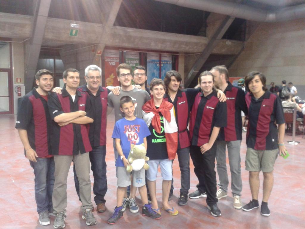 CartasPokemon's tweet photo. Campeones tcg y staff del #NazionaliPokemon15 http://t.co/BNJhL1aJcj